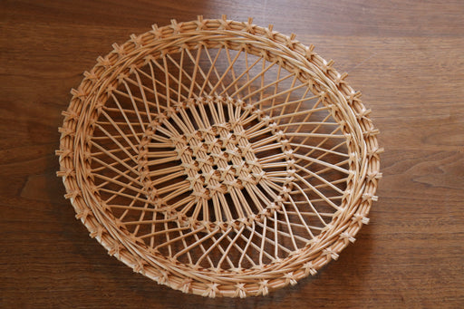 繊細な透かし手編みカゴ（ヤナギ）円型タイプ（直径 約30cm）