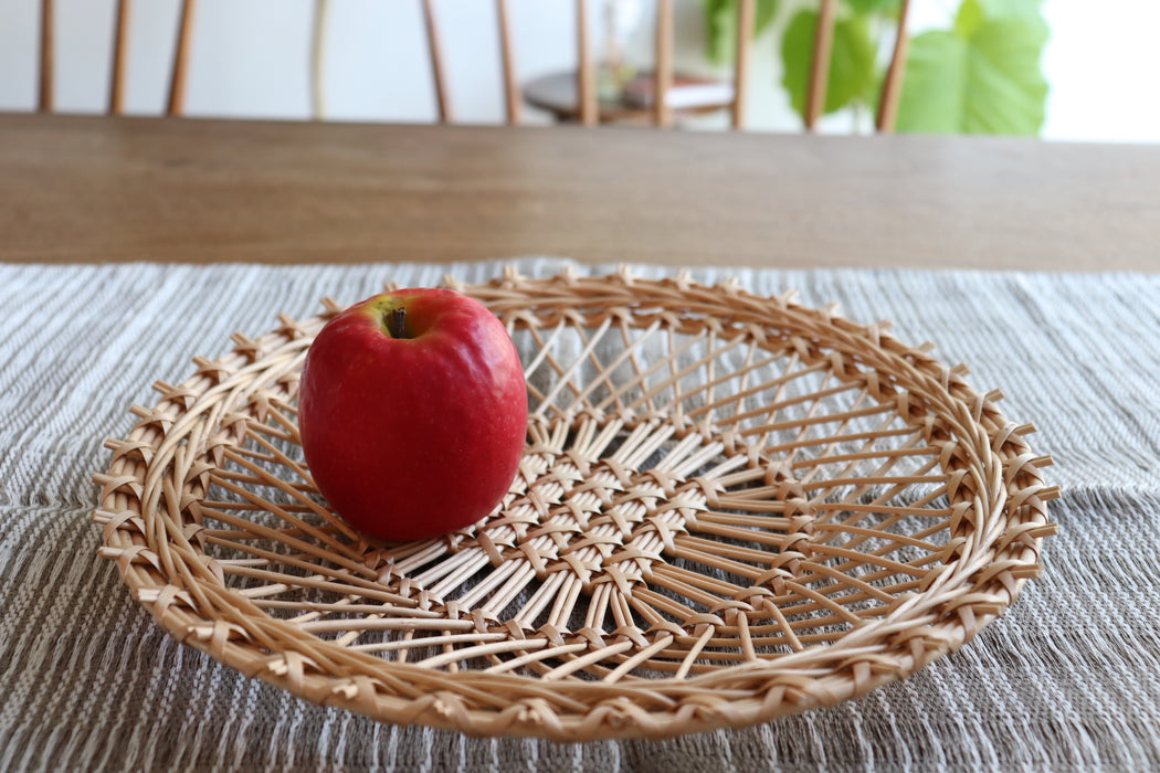 繊細な透かし手編みカゴ（ヤナギ）円型タイプ（直径 約30cm）