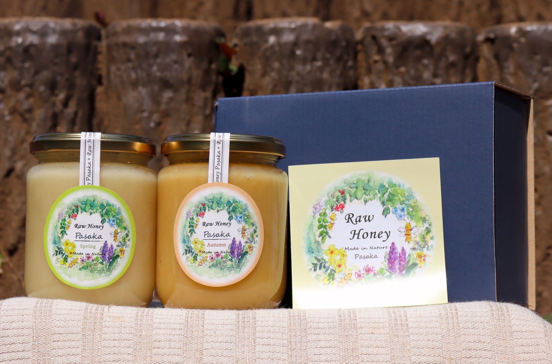【送料無料】生はちみつ　Raw Honey Pasaka　春と秋のはちみつギフトセット　大瓶300g ２本入り　